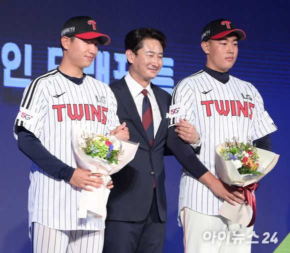 '2023 KBO 신인 드래프트'가 15일 오후 서울 소공동 웨스틴조선호텔 그랜드볼룸에서 열린 가운데 박용택이 LG 트윈스에 지명된 선수들과 기념촬영을 하고 있다. [사진=정소희 기자]