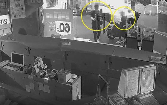 지난 6월 23일 오전 2시10분쯤 대전 중구 은행동의 금은방에 A군 등이 침입하고 있다. [사진 대전경찰청]