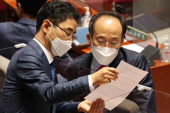 지난 2일 추경호 경제부총리 겸 기획재정부 장관(오른쪽)이 서울 여의도 국회에서 열린 예산결산특별위원회 전체회의에서 김창기 국세청장과 대화를 하고 있다. 뉴스1