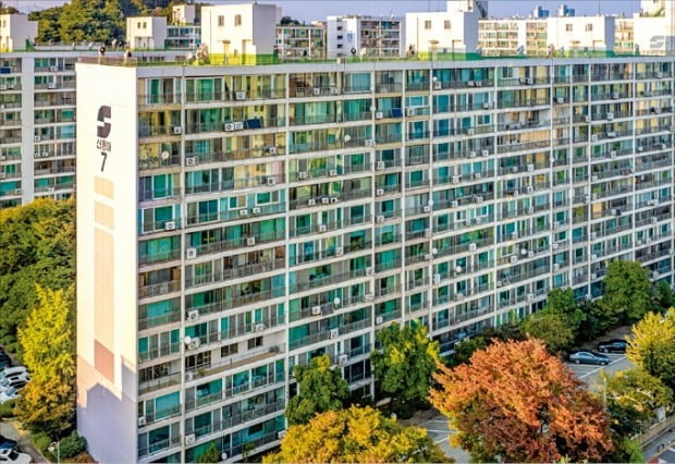 포스코건설이 첫 하이엔드 브랜드 ‘오티에르’를 앞세워 서울 강남권 정비사업 수주에 공을 들이고 있다. 올 11월께 재건축 시공사 선정을 앞둔 서울 서초구 방배동 신동아아파트. /한경DB