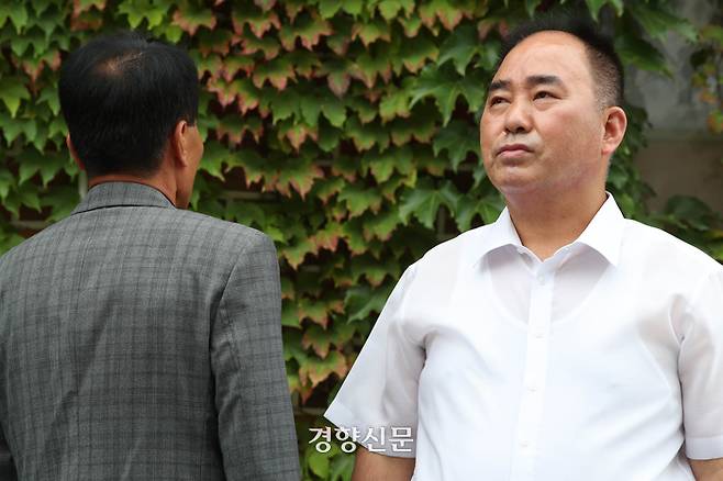 1991년 검찰의 강압수사로 누명을 쓴 피해자 이치근씨(오른쪽)와 진범 A씨가 15일 경기 남양주시에서 만났다. 한수빈 기자