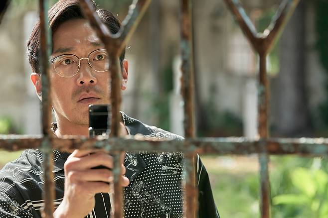 Ha Jung-woo plays Kang In-gu, a middle-aged businessman who unexpectedly gets involved in the drug business in "Narco-Saints." (Netflix)