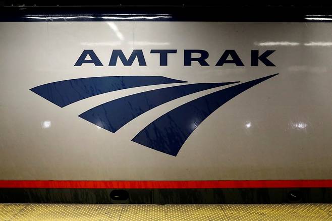 An Amtrak train is parked at the platform inside New York's Penn Station, the nation's busiest train hub, in New York City, July 7, 2017. REUTERS/Brendan McDermid/File Photo /로이터=뉴스1