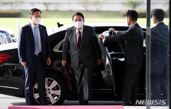 [서울=뉴시스] 홍효식 기자 = 윤석열 대통령이 15일 서울 용산 대통령실 청사로 출근하고 있다. 2022.09.15. yesphoto@newsis.com
