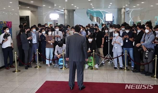 [서울=뉴시스] 홍효식 기자 = 윤석열 대통령이 15일 서울 용산 대통령실 청사로 출근하며 취재진 질문에 답하고 있다. (대통령실통신사진기자단) 2022.09.15. yesphoto@newsis.com