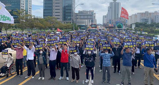 [무안=뉴시스] 전국농민회 광주전남연맹 등 농민·시민사회단체가 15일 오후 전남 무안군 전남도청 앞에서 '밥 한공기 300원 보장, 농가요구 전량 수매 쟁취 농민대회'를 열었다. (사진=농민회 광주전남연맹 제공) 2022.09.15. photo@newsis.com *재판매 및 DB 금지