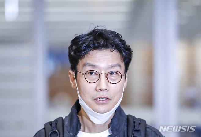 [인천공항=뉴시스] 정병혁 기자 = 오징어게임으로 미국에서 열린 제74회 에미상 시상식에서 감독상을 수상한 황동혁 감독이 15일 인천국제공항을 통해 귀국하며 취재진의 질문에 답하고 있다. 2022.09.15. jhope@newsis.com