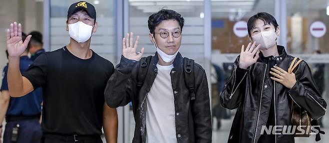 [인천공항=뉴시스] 정병혁 기자 = 오징어게임으로 미국에서 열린 제74회 에미상 시상식에서 감독상을 수상한 황동혁 감독과 배우 정호연, 박해수가 15일 인천국제공항을 통해 귀국하고 있다. 2022.09.15. jhope@newsis.com