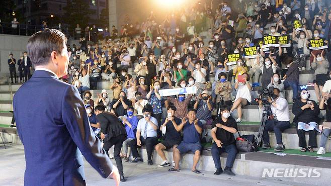 [전주=뉴시스] 김얼 기자 = 이재명 더불어민주당 당대표의 제2회 전북 편 '더 나은 민주당 만들기' 타운홀 미팅이 15일 전북 전주시 전북도청 야외공연장에서 열리자 이를 관람하기 위해 몰린 지지자들로 장내가 북적이고 있다. 2022.09.15. pmkeul@newsis.com