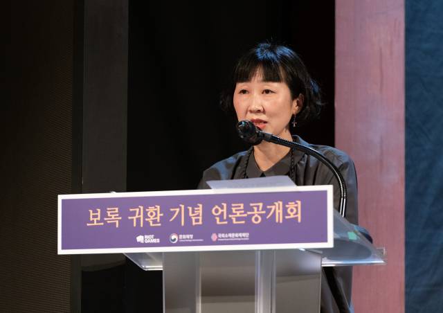 강혜승 국외소재문화재재단 유통조사부장이 올해 7월 열린 기자 간담회에서 어보를 담은 상자인 ‘보록’의 의미에 대해 설명하고 있다.