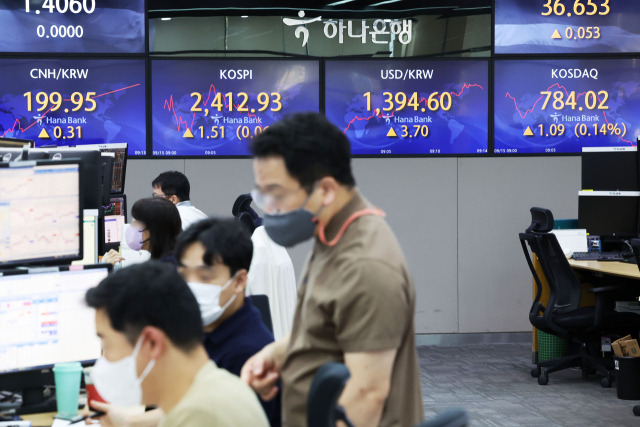 15일 오전 서울 중구 하나은행 딜링룸에서 직원이 환율 추이를 지켜보고 있다. 이날 거래를 시작한 코스피, 원/달러 환율, 코스닥 지수가 표시돼 있다. 연합뉴스