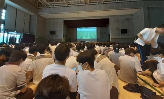 서울 중앙고 축구부가 최근 전국대회를 우승하는 등 부활하고 있다. 지난 6월 강당에 모여 금석배 결승전에 오른 중앙고 축구부를 응원하는 학생들. 사진=손주형