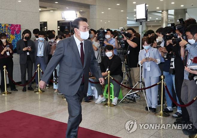 집무실 향하는 윤석열 대통령 (서울=연합뉴스) 서명곤 기자 = 윤석열 대통령이 15일 오전 서울 용산 대통령실 청사로 출근, 취재진의 질문에 답한 뒤 집무실로 향하고 있다. 2022.9.15 seephoto@yna.co.kr