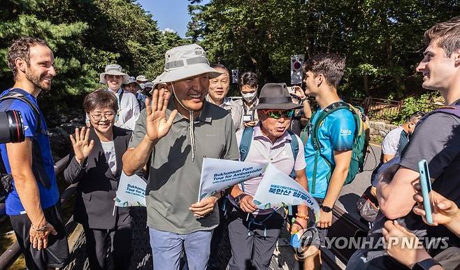 북한산에서 만나 반갑습니다 오세훈 서울시장이 9월 1일 오후 서울 강북구 우이동 만남의 광장에서 열린 서울 도심 등산 관광센터 개관식을 마친 뒤 주한 외교사절 등 내빈들과 북한산 소귀천 일대를 걷다 만난 외국인 등산객들과 인사하고 있다. 2022.9.1