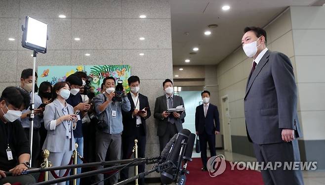 질의응답하는 윤석열 대통령 (서울=연합뉴스) 서명곤 기자 = 윤석열 대통령이 15일 오전 서울 용산 대통령실 청사로 출근, 취재진의 질문에 답하고 있다.  2022.9.15 [대통령실통신사진기자단] seephoto@yna.co.kr