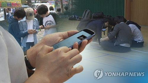 휴대전화 보는 학생들(CG) [연합뉴스 자료사진]