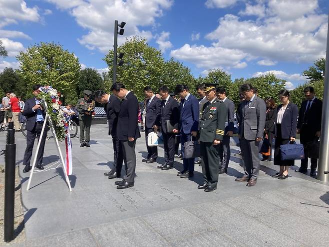 한국전 참전 기념비 헌화하는 외교·국방 차관 (워싱턴=연합뉴스) 조현동 외교부 1차관과 신범철 국방부 차관이 14일(현지시간) 미국 워싱턴 DC의 한국전 참전 기념비에서 헌화 및 묵념하고 있다. 2022.9.15 [주미 한국대사관 제공. 재판매 및 DB 금지] photo@yna.co.kr