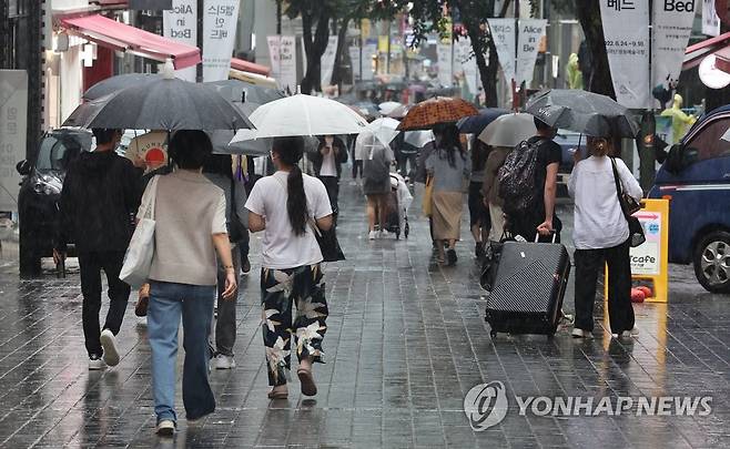 비 내리는 명동거리 [연합뉴스 자료사진]