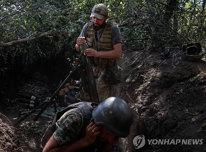 박격포 발사하는 우크라이나군 [로이터 연합뉴스 자료사진. 재판매 및 DB 금지]