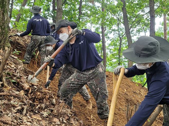 강원 횡성군 우천면 오원리 6·25 전사자 유해 발굴 현장에서 육군 36사단 독수리여단 장병들이 지난달 8월 26일 유해 발굴 작전을 하고 있다. 기사와 직접적인 관련 없음.(사진=육군 36사단 제공)