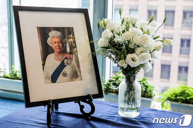 지난 13일(현지시간) 영국 주재 타이베이 대표부에 서거한 엘리자베스 2세 여왕의 사진이 놓여 있다. 2022.09.13/뉴스1 ⓒ AFP=뉴스1 ⓒ News1 김민수 기자