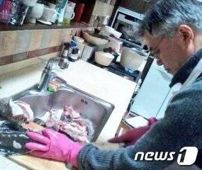 문재인 전 대통령의 딸 문다혜씨가 16일 트위터에 문 전 대통령이 생선 회 뜨는 사진을 게시했다. (문다혜 씨 트위터 캡처) 2022.9.16/뉴스1