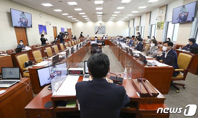 정청래 국회 과학기술정보방송통신위원회 위원장이 지난 7일 오후 서울 여의도 국회에서 열린 과학기술정보방송통신위원회 전체회의에서 발언을 하고 있다. (공동취재) 2022.9.7/뉴스1 ⓒ News1 이재명 기자