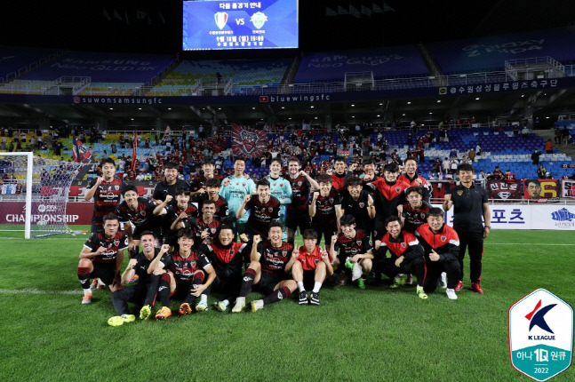 포항 선수단이 14일 수원전에서 승리한 뒤 단체 사진을 촬영하고 있다. 제공 | 한국프로축구연맹