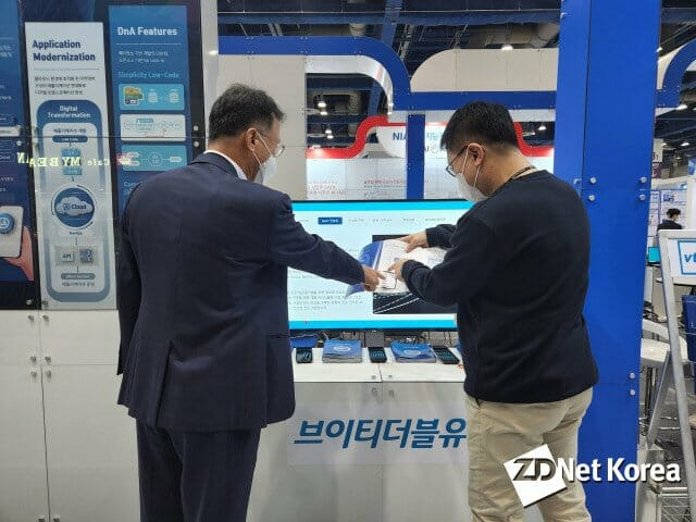 대한민국 4차산업혁명 페스티벌 2022 브이티더블유(VTW) 전시관에서 관람객이 로우코드 환경에 관한 설명을 듣고 있다. (사진=지디넷코리아)