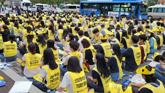 산업은행 조합원들이 산업은행 본점 부산 이전 등에 반대하는 내용의 조끼를 입고 총파업에 나섰다. 사진=송승섭 기자 tmdtjq8506@