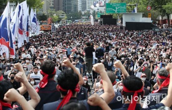 전국금융산업노동조합(금융노조) 조합원들이 16일 서울 광화문 세종대로에서 총파업 결의대회를 하고 있다. 시중은행과 산업은행(산은) 등 국책은행 노조를 포함한 금융노조는 이날 2016년 9월 이후 6년만에 파업에 들어갔다./김현민 기자 kimhyun81@