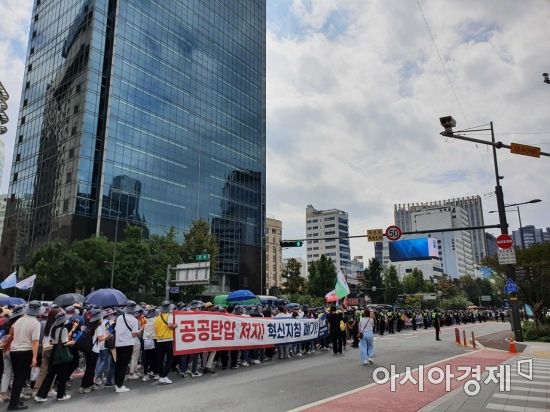 16일 서울 중구 세종대로 일대에서 전국금융산업노동조합(금융노조)이 개최한 총파업 참가자들이 가두행진을 벌이고 있다.