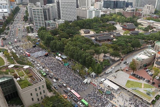 16일 서울 중구 코리아나호텔 앞에서 전국금융산업노동조합 총파업 대회가 열리고 있다. 2022.9.16/연합뉴스