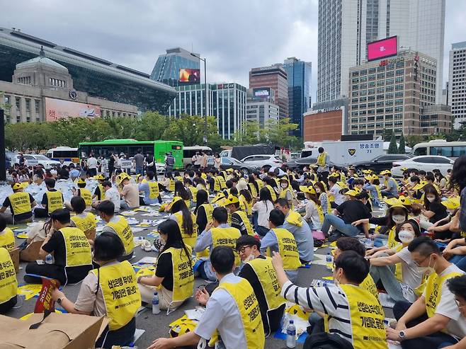 전국금융산업노동조합(금융노조)이 16일 서울 중구에서 총파업 집회를 열고 있다. 사진은 산업은행 노조원들이 집회에 참여하고 있는 모습. /정민하 기자