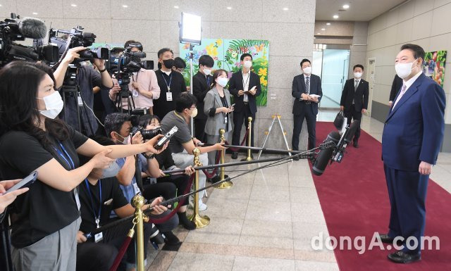 윤석열 대통령이 16일 오전 서울 용산 대통령실 청사로 출근, 기자들의 질문에 답하고 있다. 2022.09.16. 대통령실사진기자단