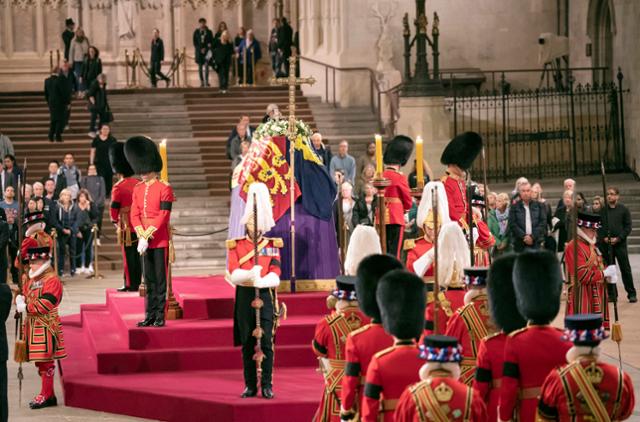 엘리자베스 2세 여왕의 관이 15일(현지시간) 영국 런던 웨스트민스터 홀에 놓여 있다. 런던=로이터 연합뉴스