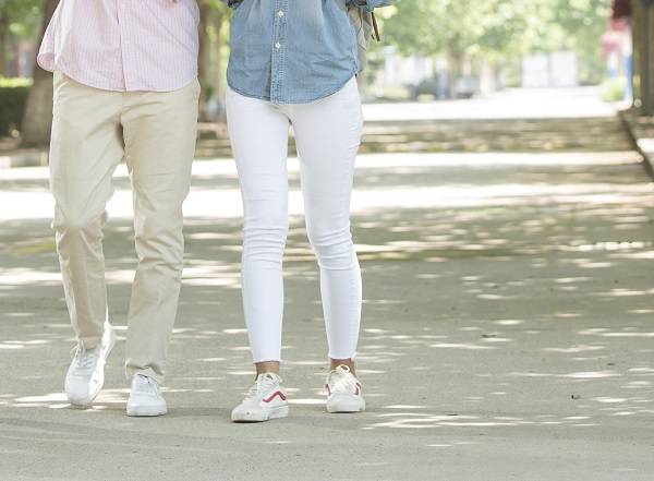 점심 식사 후에는 약 20분 가벼운 산책을 하는 게 좋다./사진=클립아트코리아