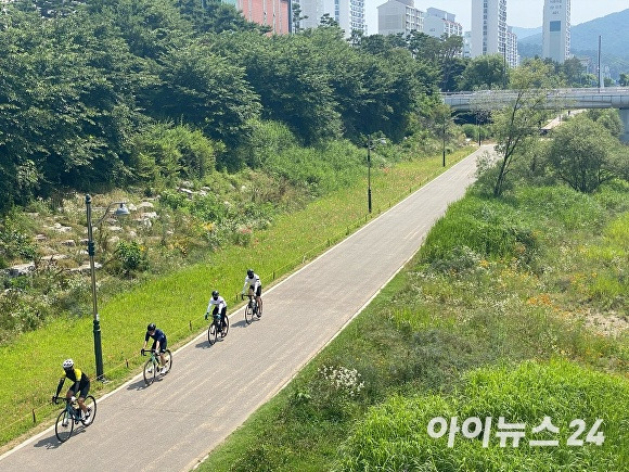 경기도 성남시를 지나는 탄천에서 자전거 동호인들이 레이싱을 하고 있다. [사진=변준성 기자]