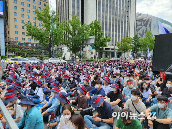 전국금융산업노동조합원들이 총파업을 위한 시위를 진행하고 있다. [사진=박은경 기자]