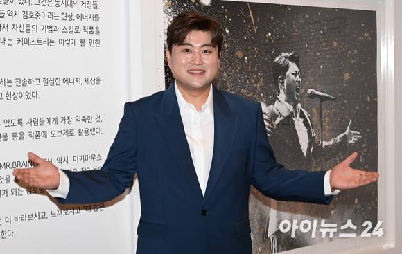 가수 김호중이 16일 오후 서울 성동구 성수동 갤러리아포레 더 서울라이티움에서 열린 2022 김호중 展 '별의 노래' 오픈 행사에서 포즈를 취하고 있다. [사진=김성진 기자]