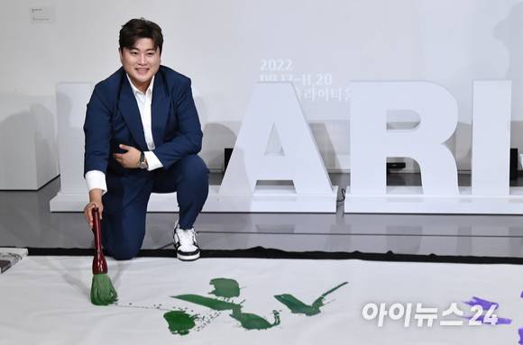 가수 김호중이 16일 오후 서울 성동구 성수동 갤러리아포레 더 서울라이티움에서 열린 2022 김호중 展 '별의 노래' 오픈 행사에서 포즈를 취하고 있다. [사진=김성진 기자]