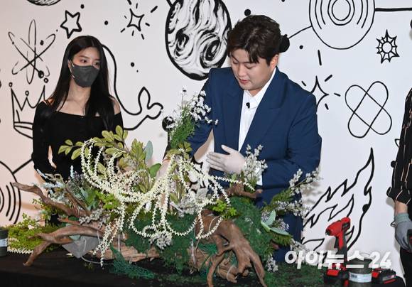 가수 김호중이 16일 오후 서울 성동구 성수동 갤러리아포레 더 서울라이티움에서 열린 2022 김호중 展 '별의 노래' 오픈 행사에서 꽃꽂이를 하고 있다. [사진=김성진 기자]