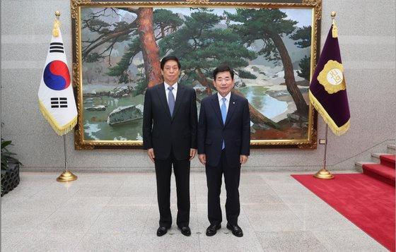 김진표(오른쪽) 국회의장과 리잔수 중국 전국인민대표회의 상무위원장. 사진 국회의장실 제공