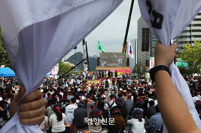 한국노총 전국금융산업노동조합 소속 조합원들이 16일 서울 종로구 광화문 세종로 사거리에서 점포 폐쇄 중단, 적정인력 유지 등을 요구하는 총파업 결의대회를 하고 있다./한수빈 기자