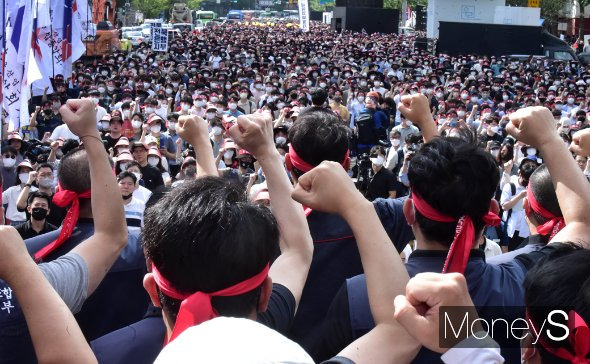 전국금융산업노조 소속 회원들이 16일 오전 서울 중구 서울시의회 인근에서 열린 금융노조 9.16 총파업 대회에서 구호를 외치고 있다./사진=임한별 기자