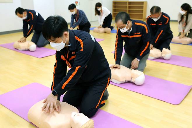 제주항공 임직원들이 서울 강서구 항공지원센터 힐링존에서 심폐소생술 교육을 받았다. /사진=제주항공