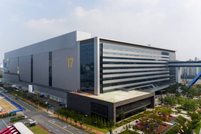 ▲삼성전자 또한 국내 재생에너지 보급 문제로 RE100 가입을 미뤄왔던 것으로 보인다. 경쟁사인 대만의 TSMC가 2020년, 애플,구글 등 IT업체들도 일찌감치 RE100 가입 선언을 한 것에 비하면 삼성전자의 이번 계획은 상대적으로 늦은 결정이다. ⓒ삼성 