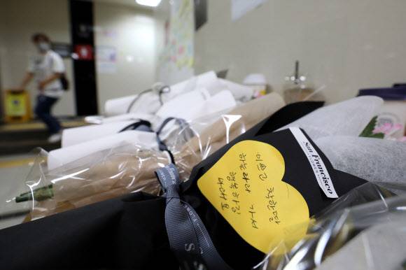 16일 오전 역무원 스토킹 살인사건이 발생한 서울지하철 2호선 신당역 여자화장실 앞에 마련된 추모공간에 시민들의 추모 문구와 꽃들이 놓여 있다. 뉴스1