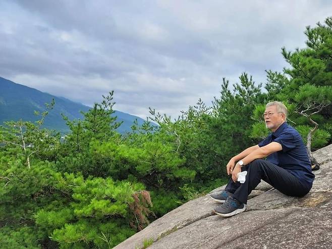 16일 문재인 전 대통령이 영축산 산행을 하는 모습. 문재인 전 대통령 페이스북 갈무리