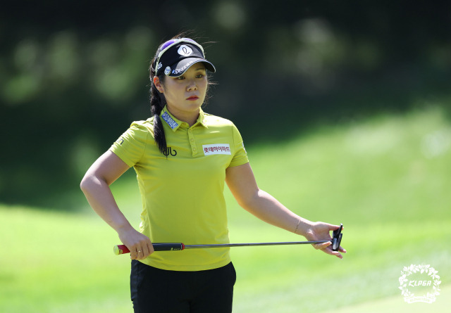 이소영이 16일 KB금융 스타챔피언십 2라운드 2번 홀에서 그린을 살피고 있다. 사진 제공=KLPGA